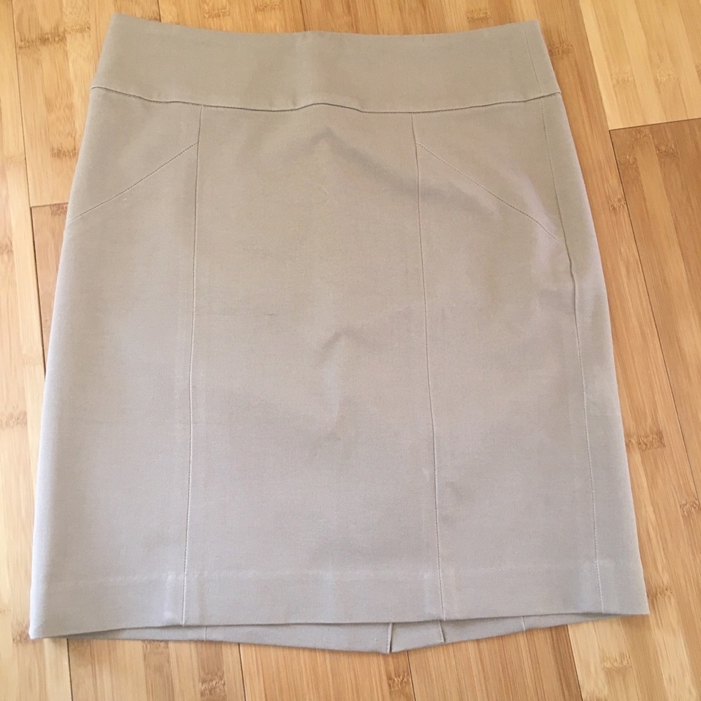 Banana Republic Tan Pencil Skirt. Size 4.